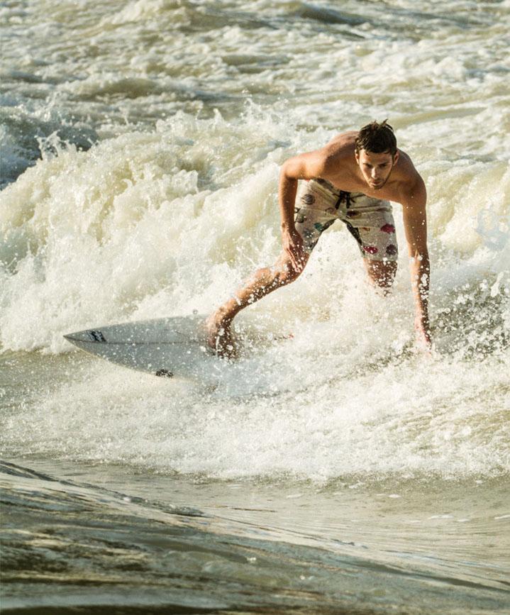 Surfen auf einer Flusswelle